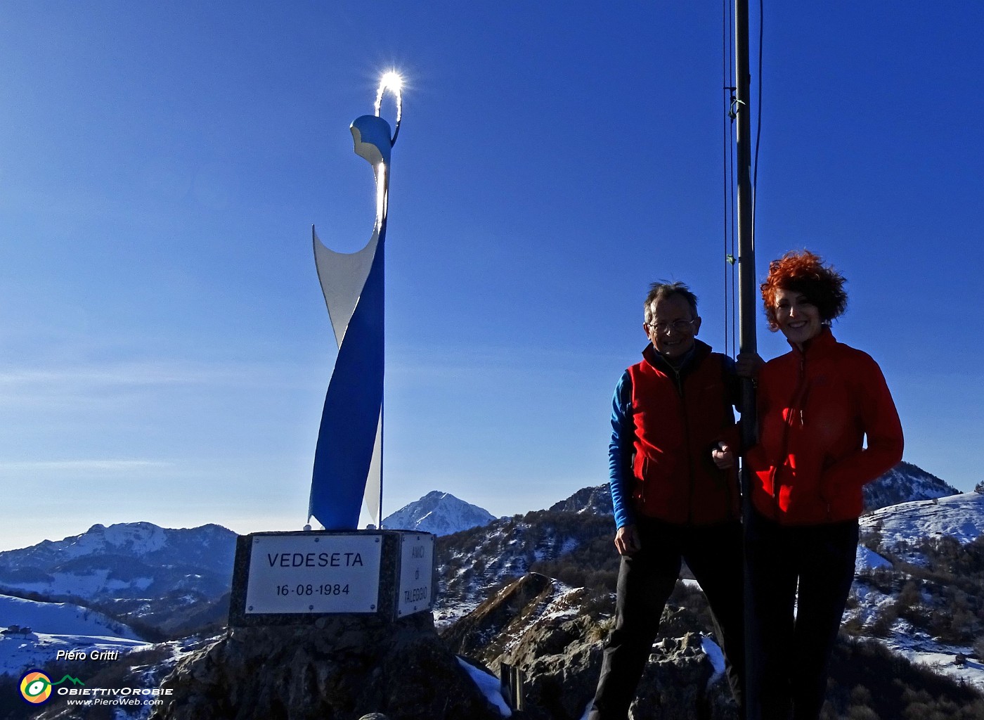 49 Sul Corno Zuccone con sullo sfondo Grignetta e Due Mani ...con vento !.JPG -                                